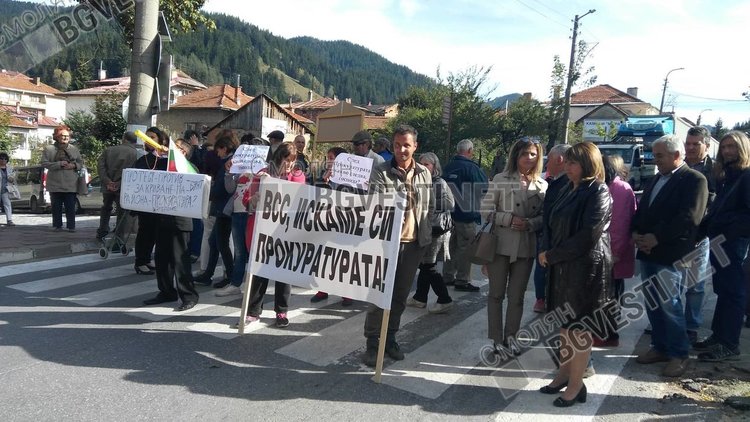 Катя Дафовска се включи в блокадата  на пътя в Чепеларе, местните срещу закриване на Районната прокуратура