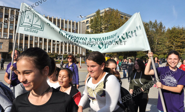 Талисманът на “Климент” - лъвчето Климбо, поведе крос на учениците в Деня на спорта