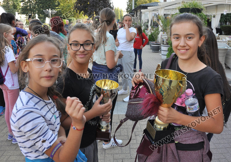 Талисманът на “Климент” - лъвчето Климбо, поведе крос на учениците в Деня на спорта