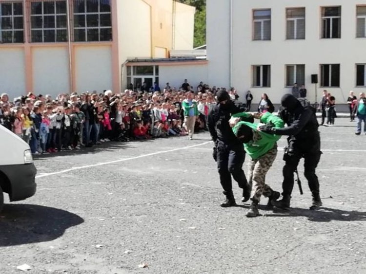 Барети тръшнаха „терорист” в СУ „Йордан Йовков”