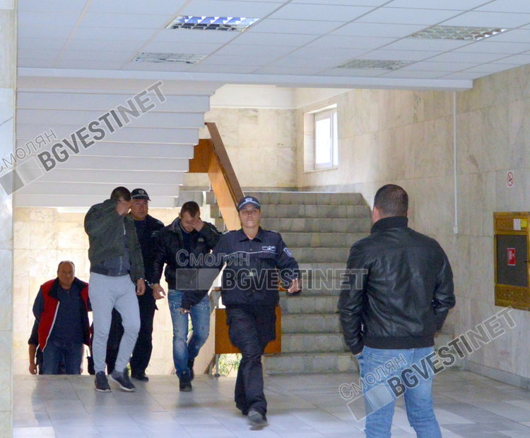 Задържаните край границата с контрабандни цигари за близо 200 бона остават за постоянно в ареста