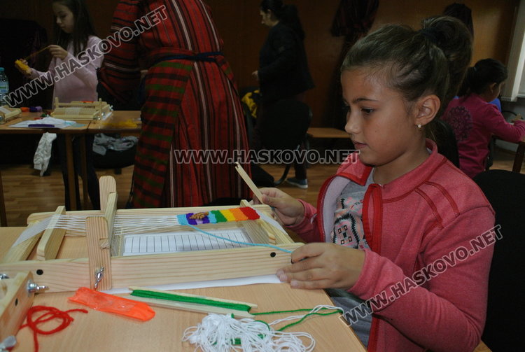 Шарени черги изтъкаха децата в Музея