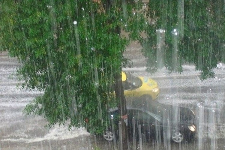 Оранжев код за проливни валежи и наводнения в понеделник