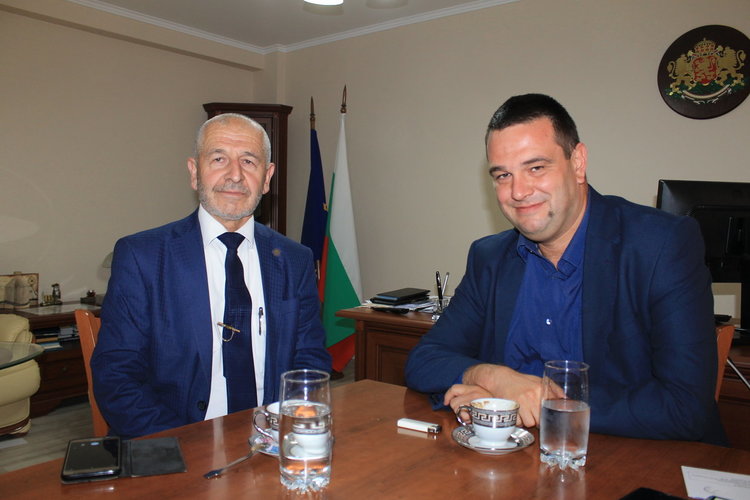 Мюфтия лобира за път пред областния управител,Чанев с твърд ангажимент