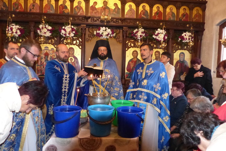 Смолянчанка донесе октомврийски люляк за празника на архиерейската църква 