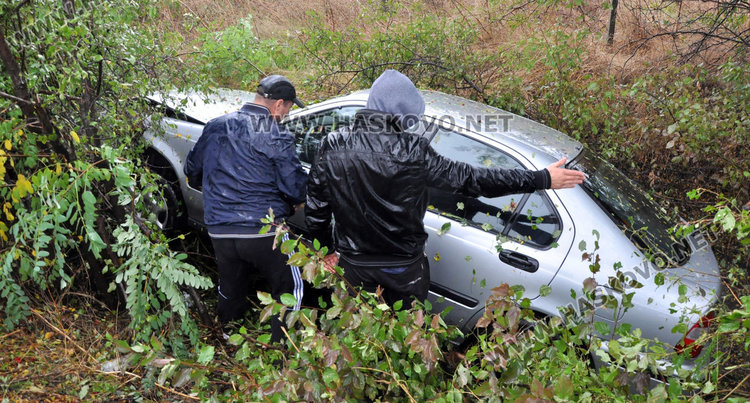 Кола на таван заради аквапланинг, друга - в канавката между Хасково и  Димитровград