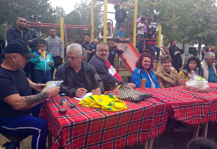 Треньорът Росен Бонев (вляво)