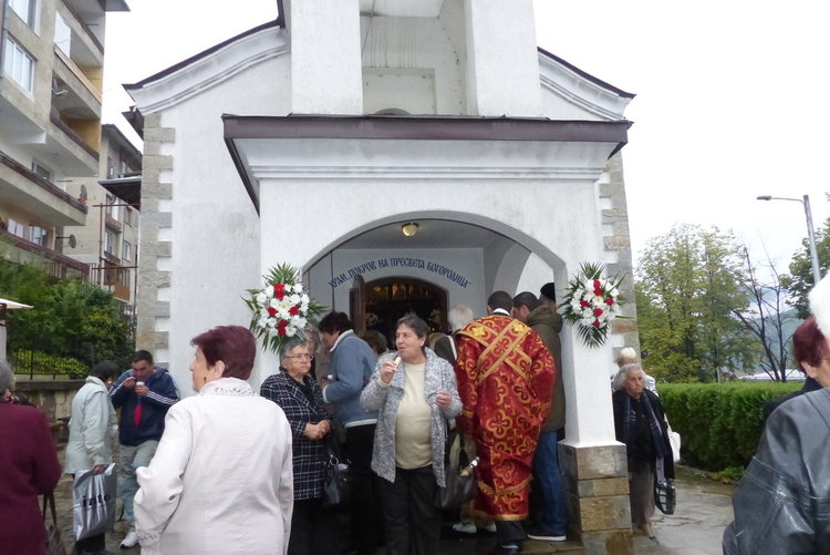 Смолянчанка донесе октомврийски люляк за празника на архиерейската църква 