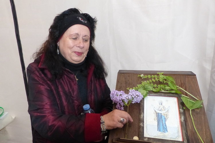 Мария Славчева от Смолян, донесла люляк, цъфнал за втори път тази година в двора й