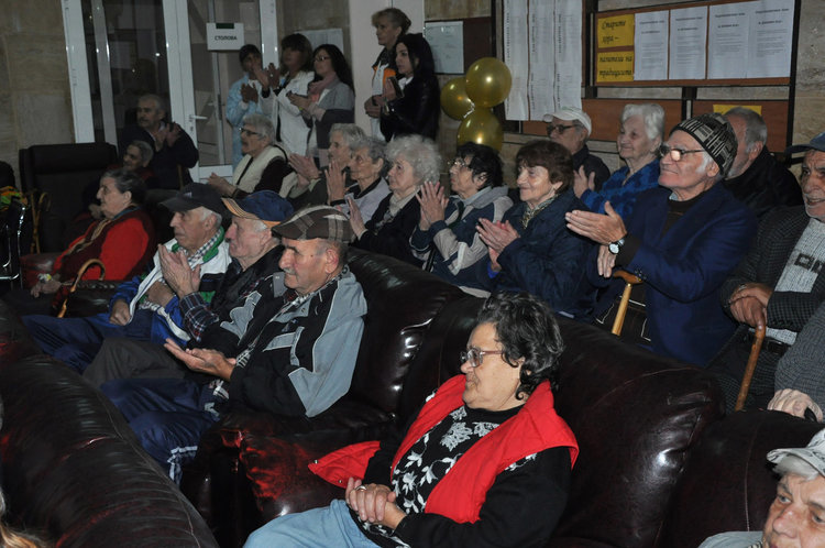 Домът за възрастни хора на „Кенана“ пълен за празника