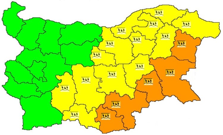 Оранжев код за валежи в 5 области, в Пловдив и други 12 - жълт код