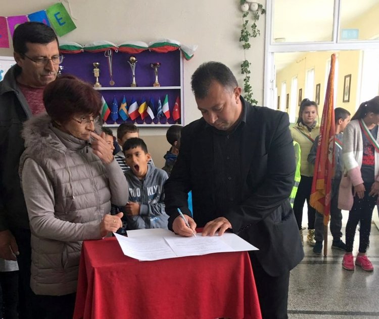 Откриха две полицейски управления с деца полицаи