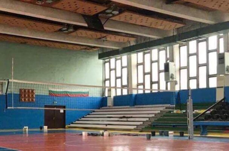 Таванът на зала „Арпезос“ падна, за малко не пострада легендата Невен Нешев