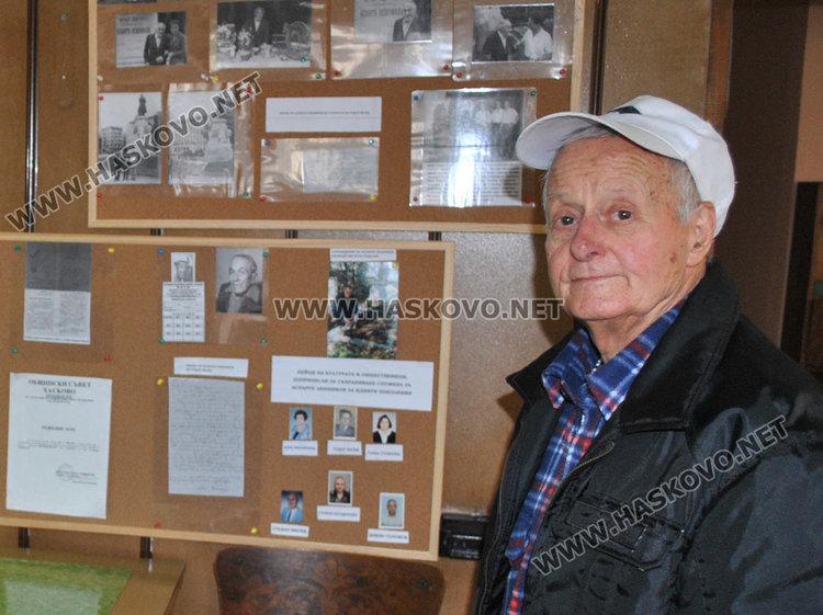Тодор Желев пред къта, посветен на Ари в читалище "Аспарух Лешников"