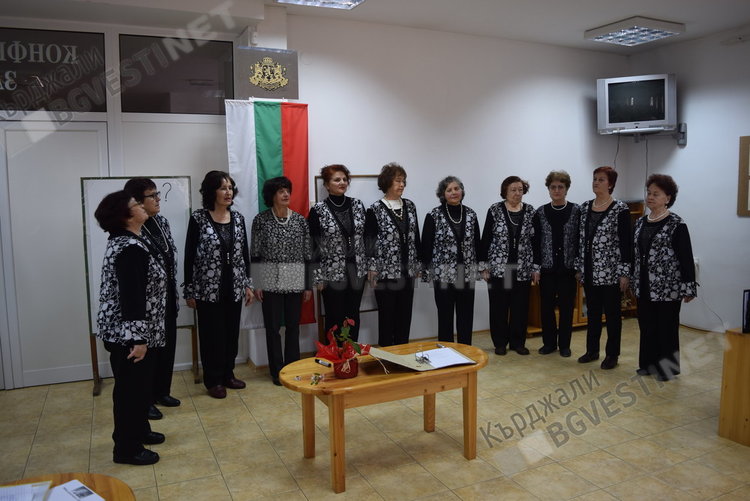 Дамска вокална група "Ахрида" представи първия си си диск на среща с приятели