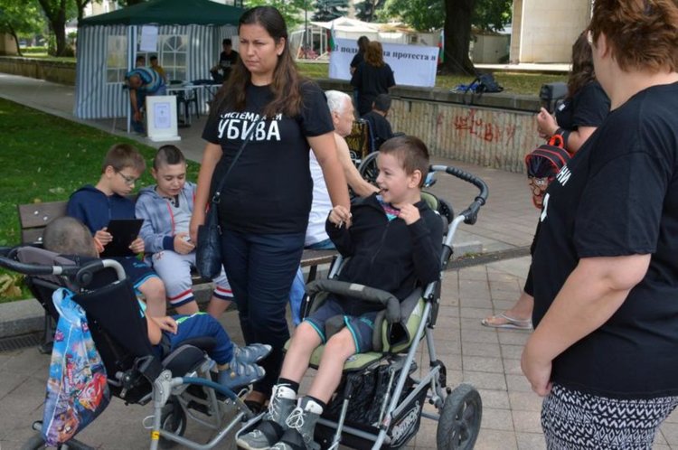 Майки на деца с увреждания на национален протест