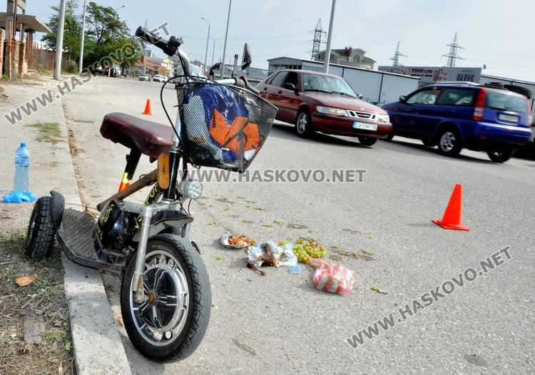 Възрастен мъж пострада при падане от триколка на пътя