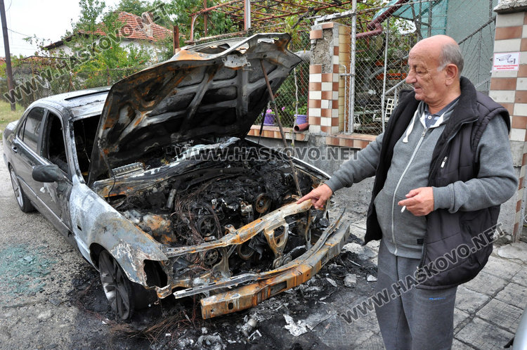 Григор Алексов до изгорялата Хонда