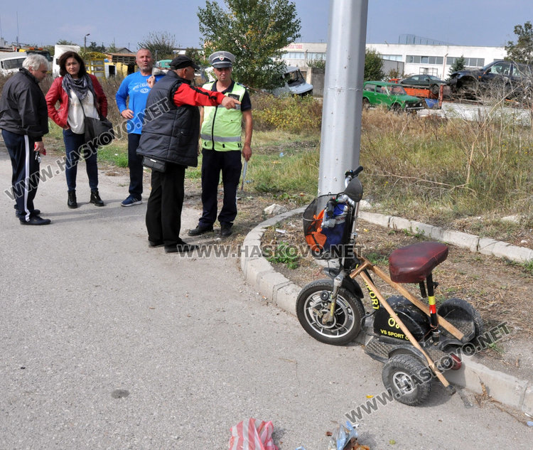 Възрастен мъж пострада при падане от триколка на пътя