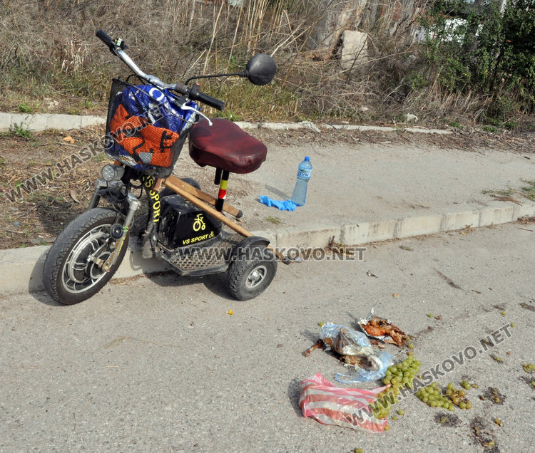Възрастен мъж пострада при падане от триколка на пътя