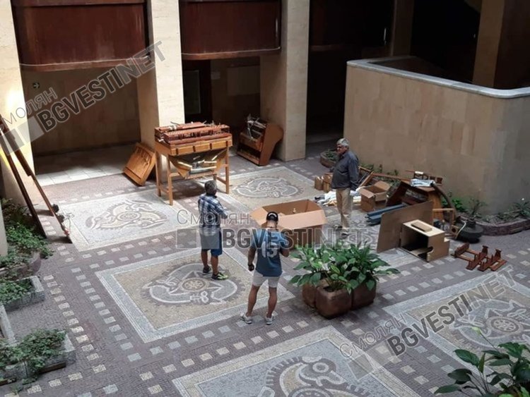 Сред монументалните мозайки на автора е и тази в атриума на сградата на Областната администрация в Смолян