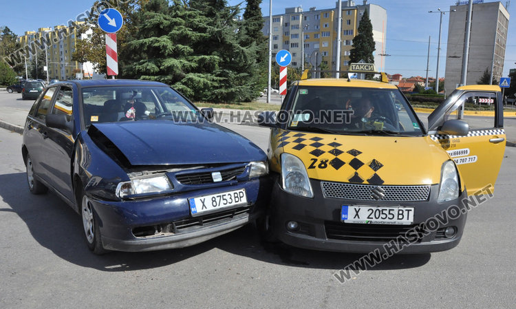 Жена със Сеат се заби в такси с две пътнички