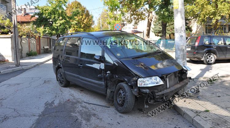 Астра заби Шаран в стълб на кръстовище