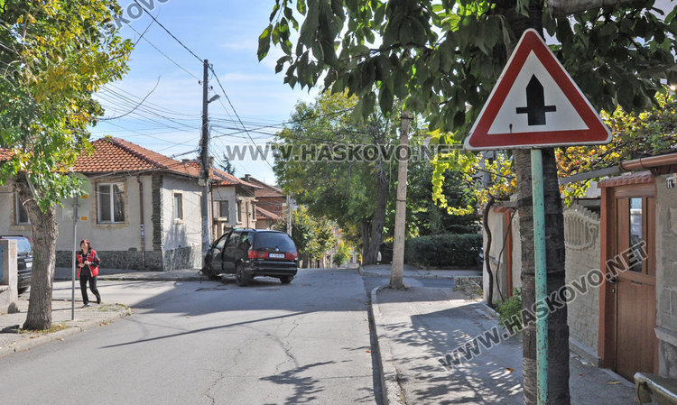 Астра заби Шаран в стълб на кръстовище