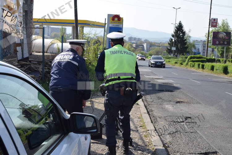 Нощна хайка на полицията в Кърджали, половината проверени -нарушители