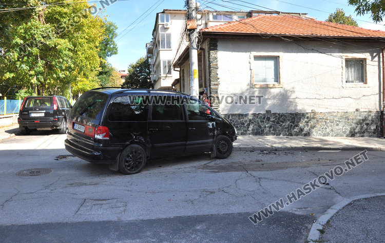 Астра заби Шаран в стълб на кръстовище