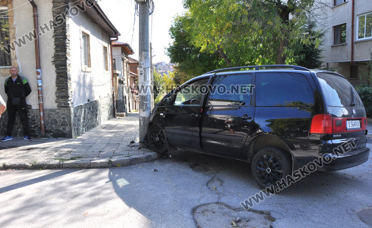 Астра заби Шаран в стълб на кръстовище