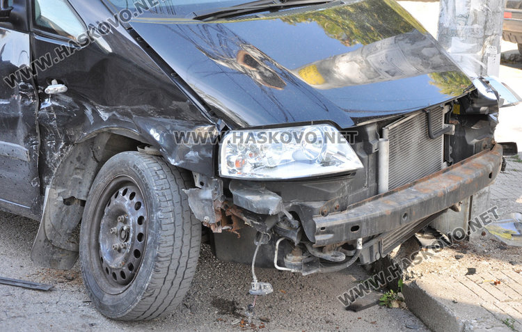 Астра заби Шаран в стълб на кръстовище