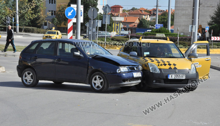 Жена със Сеат се заби в такси с две пътнички