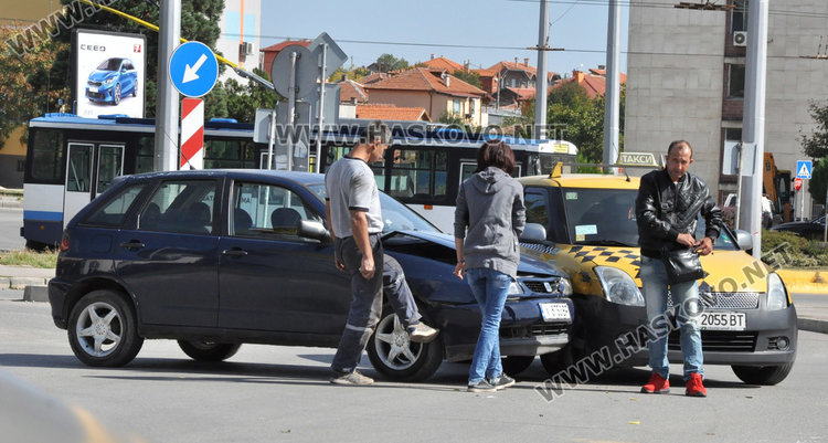 Жена със Сеат се заби в такси с две пътнички