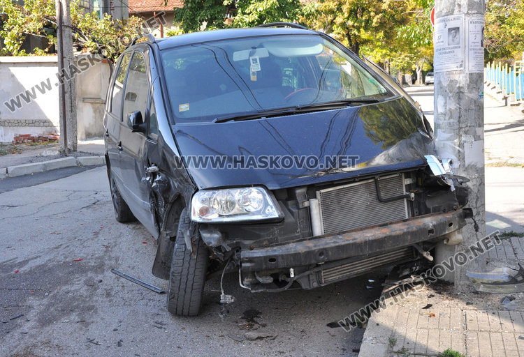 Астра заби Шаран в стълб на кръстовище