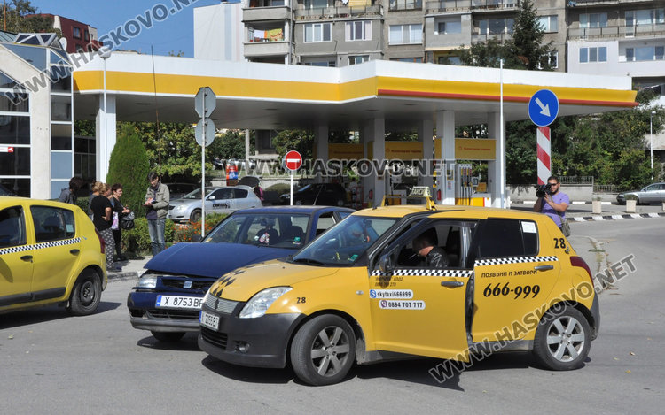 Жена със Сеат се заби в такси с две пътнички