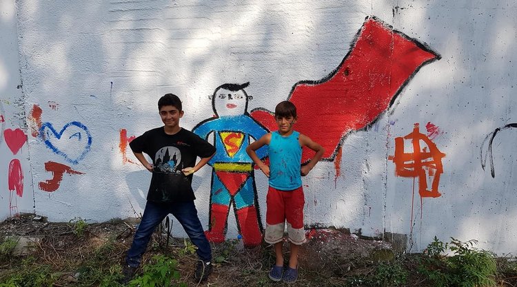 Артисти, художници и деца от Харманли изрисуваха стените на бежанския център