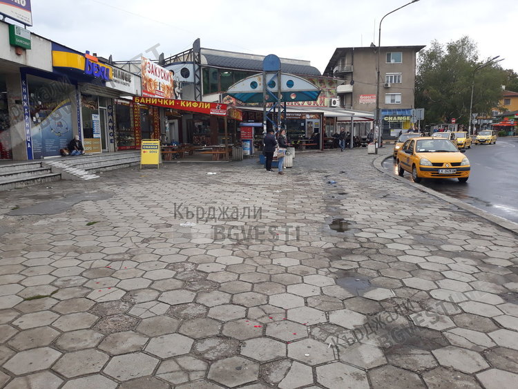 Пътници на Автогарата замърсяват вратата на града , кърджалийци негодуват