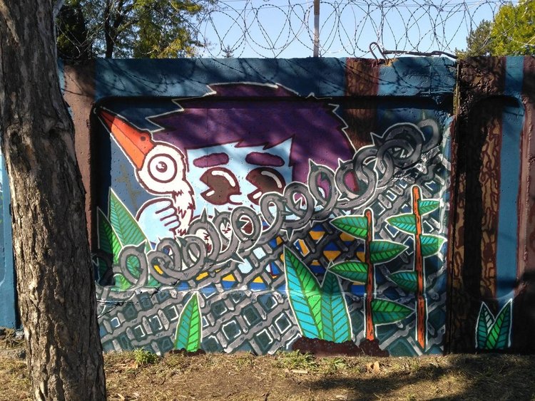 Артисти, художници и деца от Харманли изрисуваха стените на бежанския център