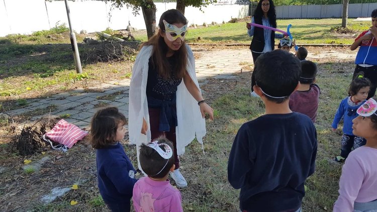 Артисти, художници и деца от Харманли изрисуваха стените на бежанския център