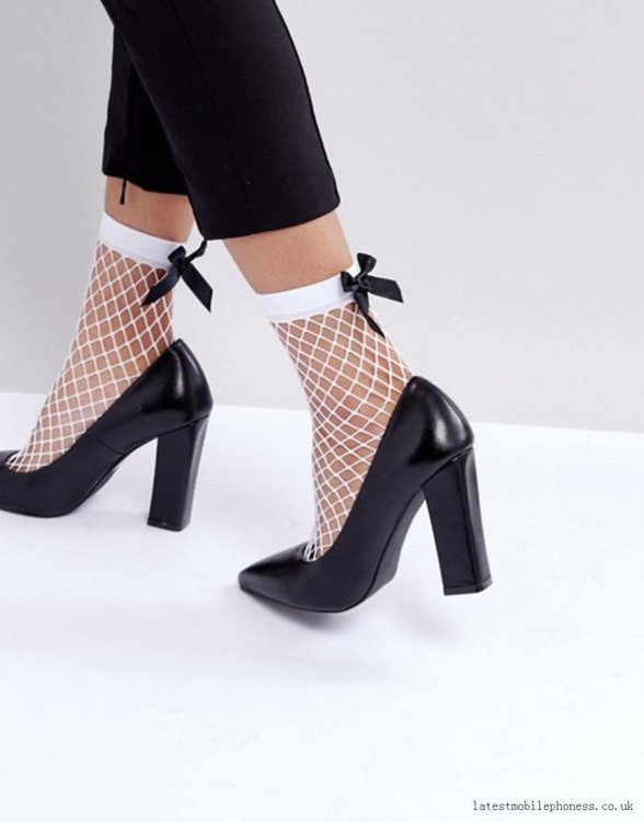 Мрежите са за парти, белите чорапи за медсестрите,Защо тези изглеждат така добре...