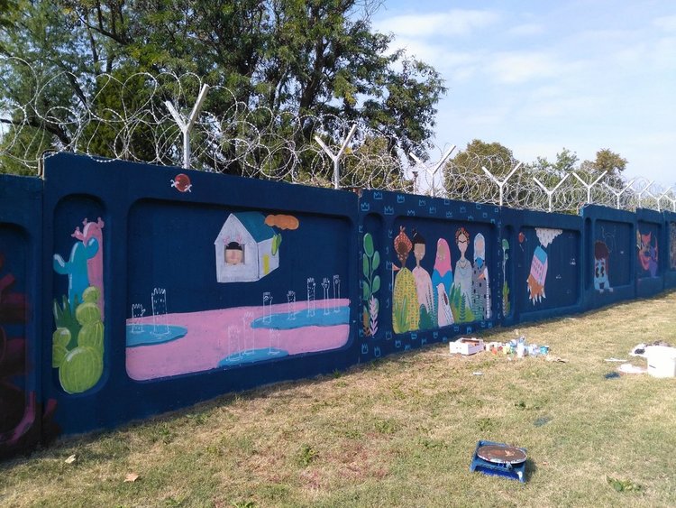 Артисти, художници и деца от Харманли изрисуваха стените на бежанския център