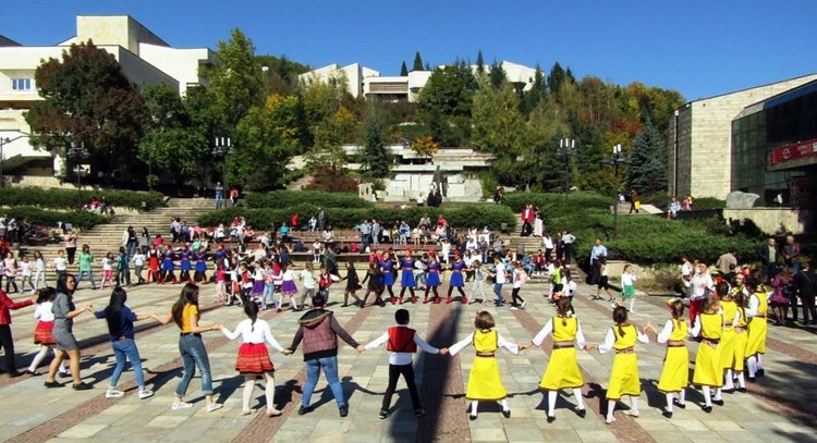 Десетки деца от Смолян и областта се включиха на финала на проекта "Твоят час"