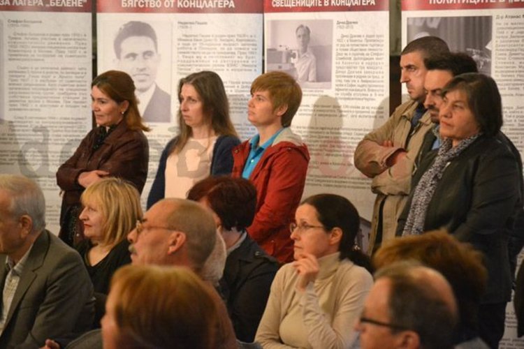 Пълна зала в Кърджали на премиерата на „България под комунизъм” и изложбата за жертвите на лагера „Белене