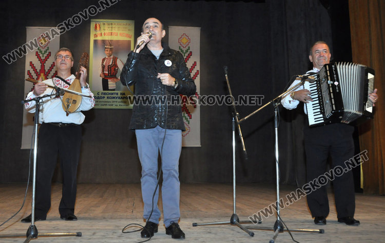  Баби и внуци огласиха читалище „Заря” с песните на Тодор Кожухаров