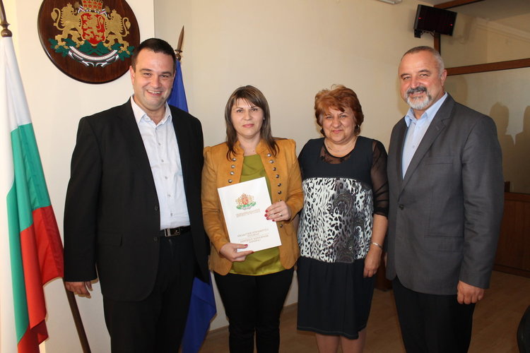 Никола Чанев награди 30 педагози за Международния ден на учителя