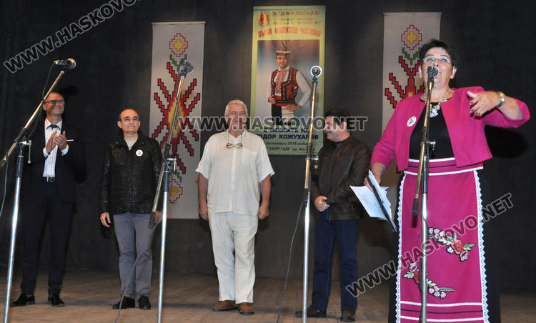  Баби и внуци огласиха читалище „Заря” с песните на Тодор Кожухаров