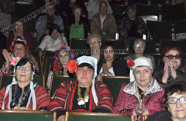  Баби и внуци огласиха читалище „Заря” с песните на Тодор Кожухаров