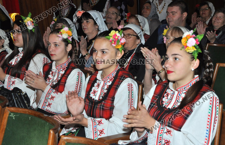  Баби и внуци огласиха читалище „Заря” с песните на Тодор Кожухаров