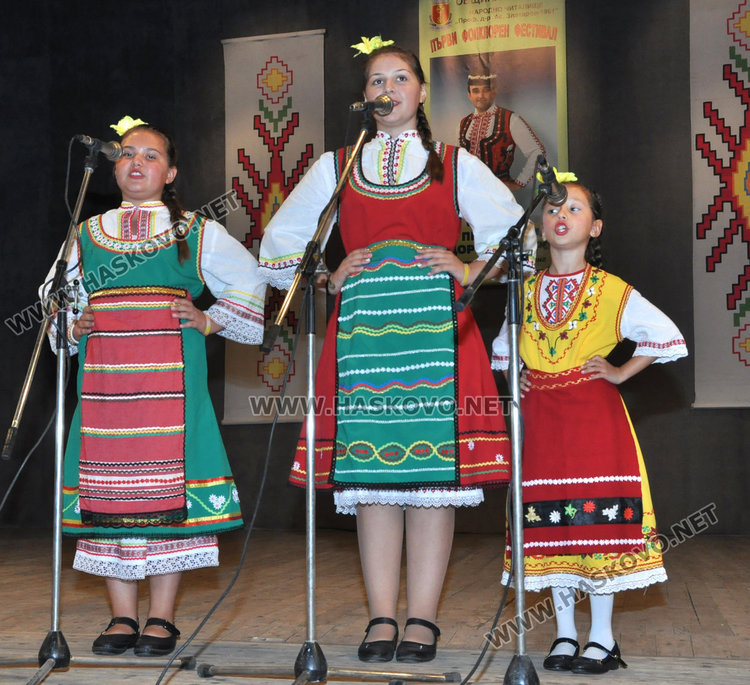  Баби и внуци огласиха читалище „Заря” с песните на Тодор Кожухаров